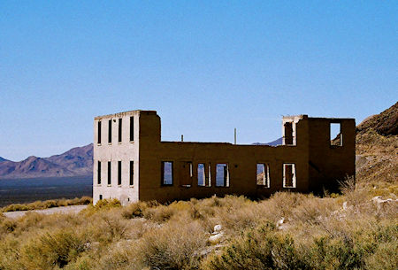 Rhyolite School 2009 by Nathan Alexander (cropped) <a href='https://creativecommons.org/licenses/by-sa/3.0/'>CC BY-SA 3.0</a>