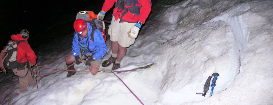 Using a snow bollard as anchor for the lowering belay