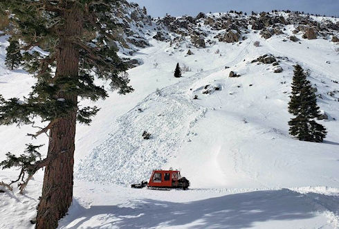 Inyo County snowcat attempting to reach the trailhead. Image by Inyo SAR